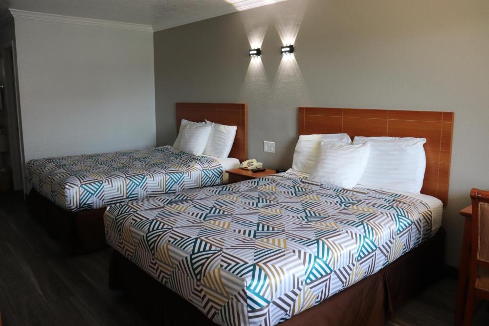 Queen Room with Two Queen Beds - Smoking interior